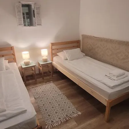 Zrinyi 11 באלאטונקנשה